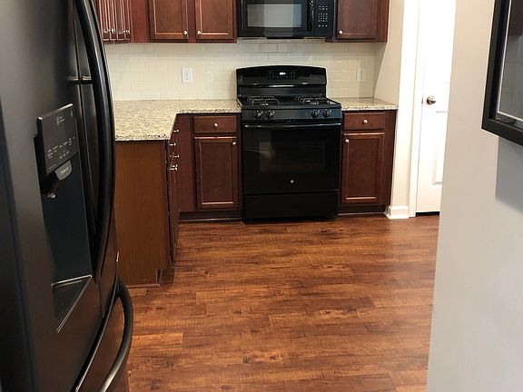 4th image of 9917 Honeylocust Ln