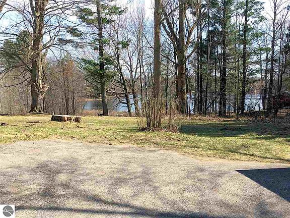 4th image of 3260 E Long Lake Rd