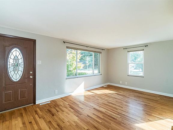 5th image of 8029 Parkwood Dr