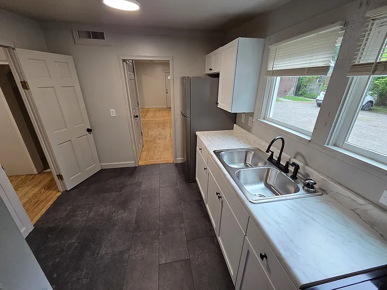 832 N Leroy St — Photo 2