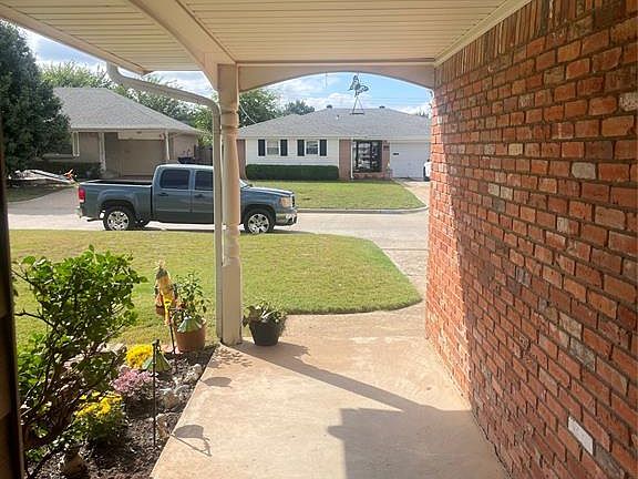 4th image of 605 SW 70th St