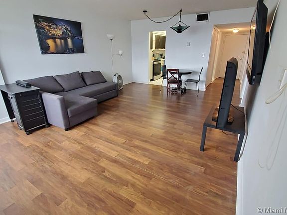 3rd image of 2025 NE 164th St APT 1007
