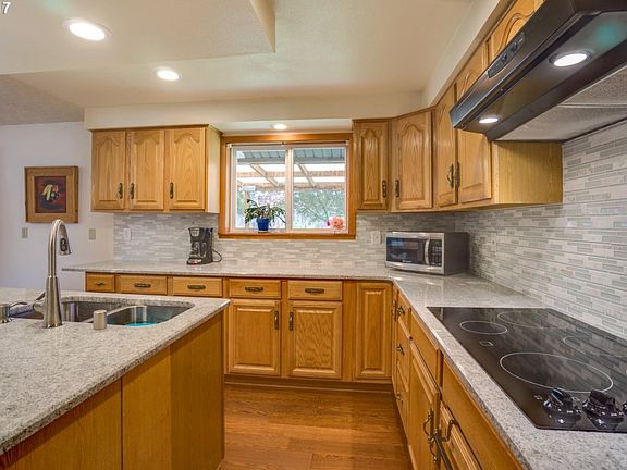 5th image of 404 SE 151st Ave