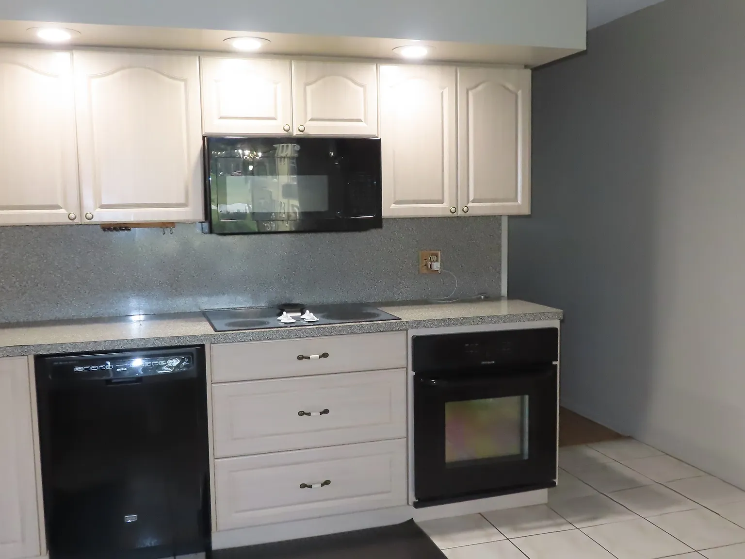 2 bed, 1400 sqft, $1,700 — Photo 2