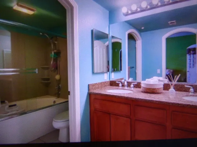 Principal bathroom tub and wc