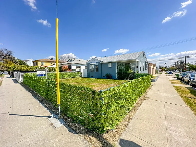 5702 Vineland Ave — Photo 2