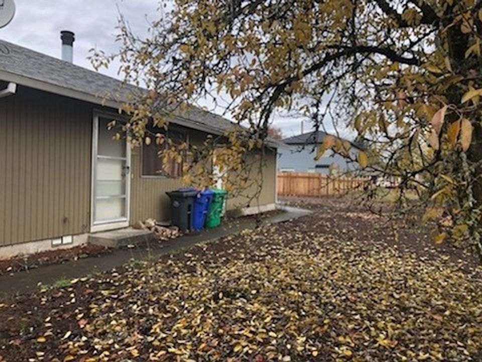 1st image of 6217-6219 SE Woodstock Blvd