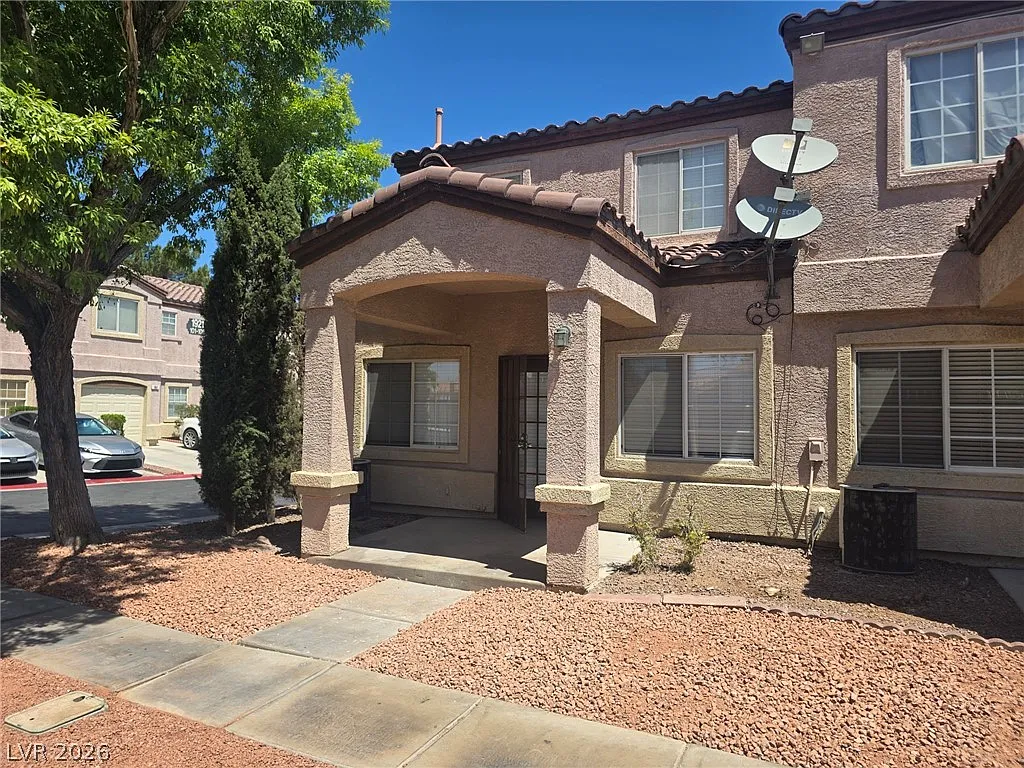 2 bed, 2.5 bath, 1066 sqft, $1,400 — Photo 2
