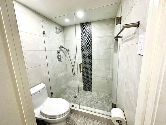 5th image of 15401 Pembridge Avenue #11
