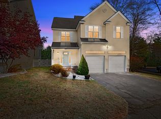 12 Queen Of Roses Ln, Uxbridge, MA 01569