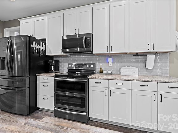 3rd image of 473 Evergreen Rd