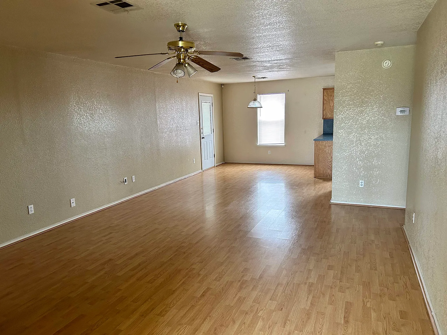 3 bed, 2.0 bath, 1604 sqft, $1,527 — Photo 2