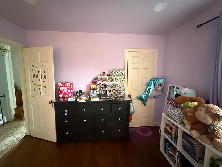 Main bedroom--drawers and shelves