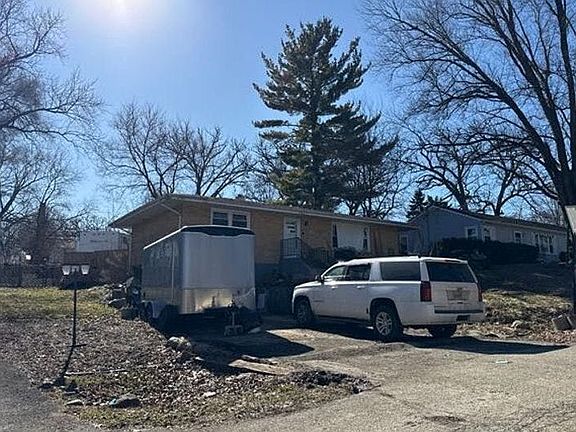 3rd image of 1817 W Oakleaf Dr