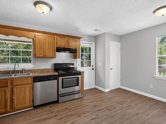 3rd image of 1013 Sandybrook Cir