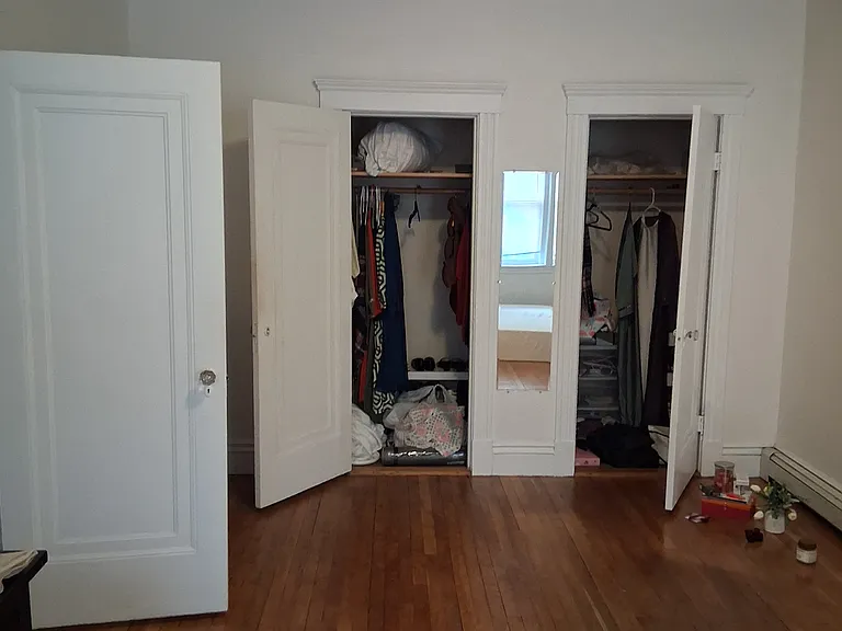 2nd bedroom has 2 closets
