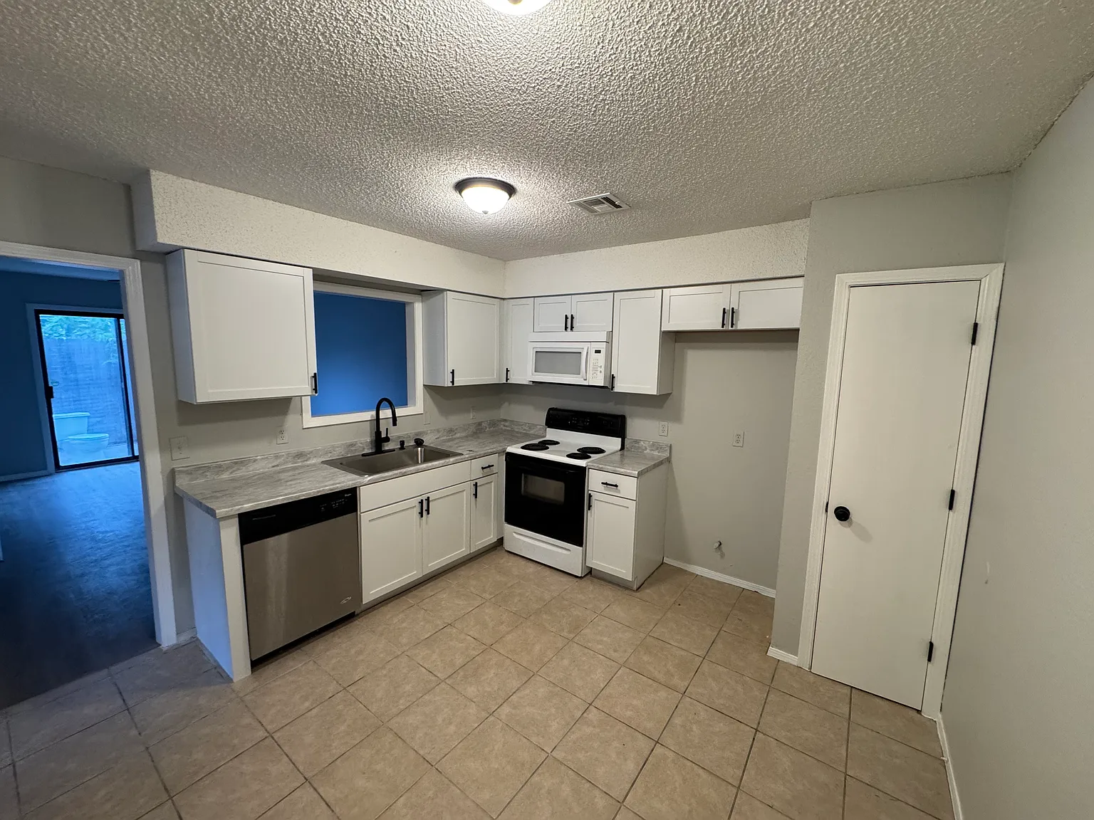1033 N Narcissus Ave — Photo 1