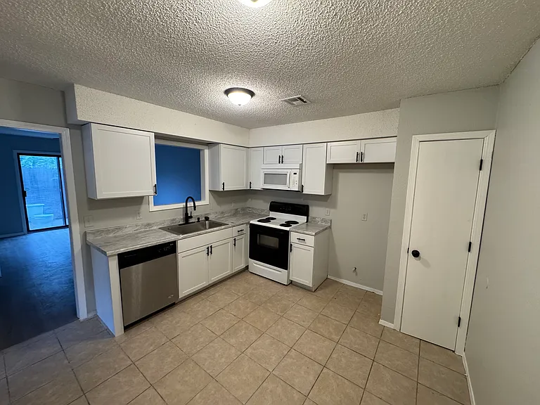 1033 N Narcissus Ave — Photo 1