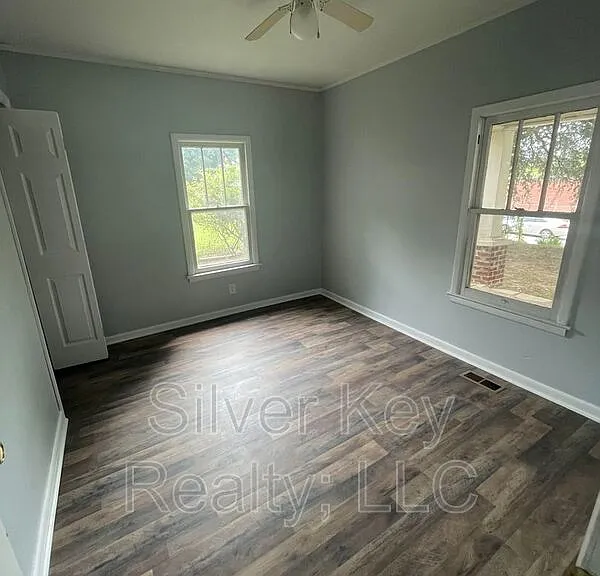 914 E Madison Ave — Photo 5