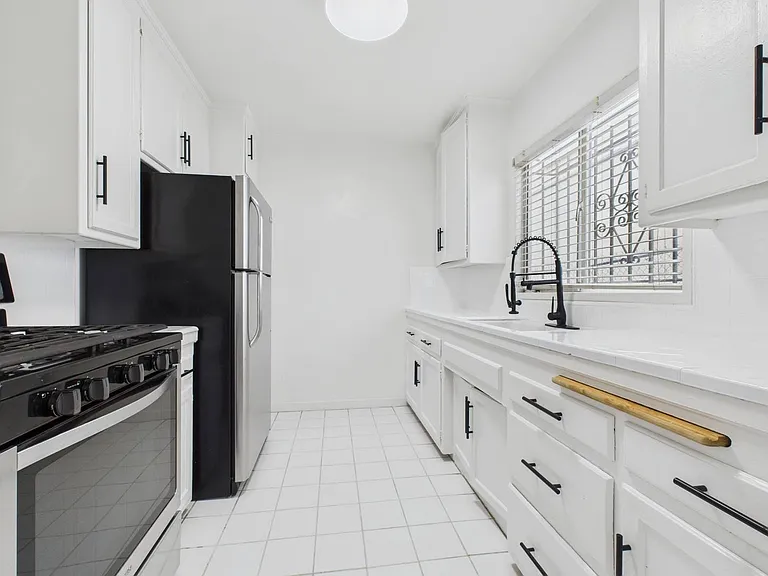 1111 Larrabee St — Photo 17