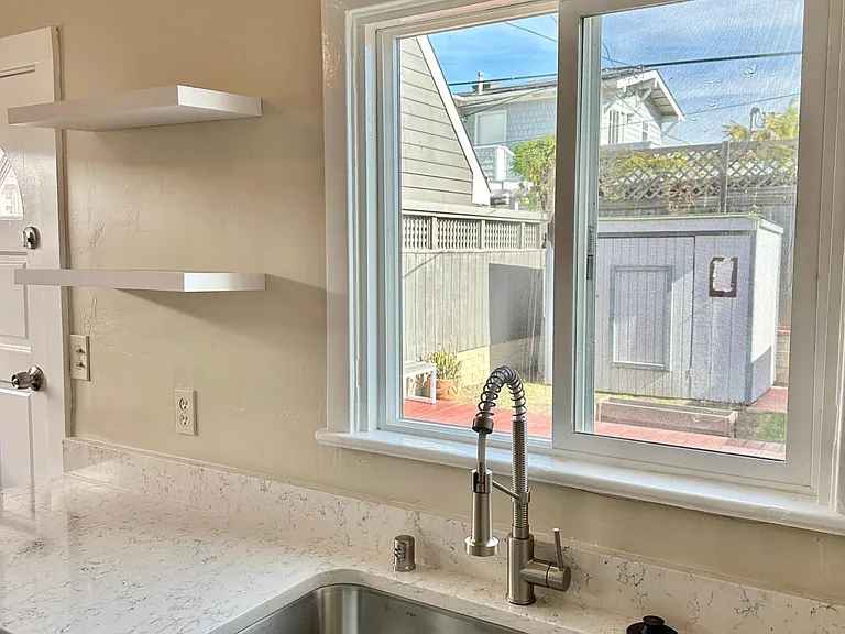 242 N Sierra Ave — Photo 10