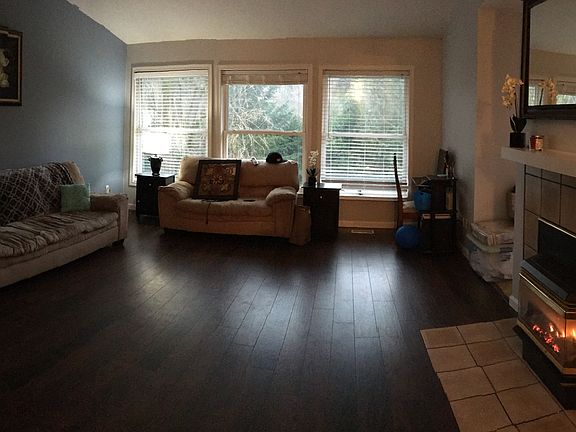 Living room with fireplace 