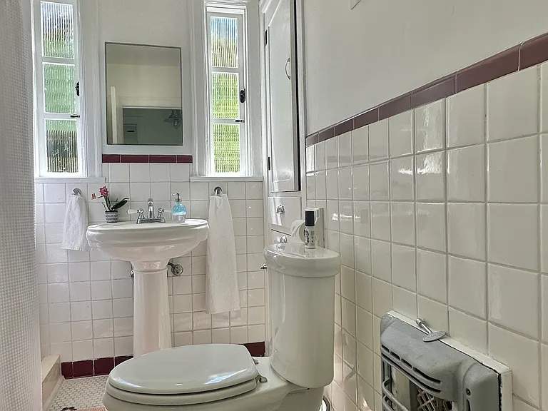 Interior Photo - Bathroom