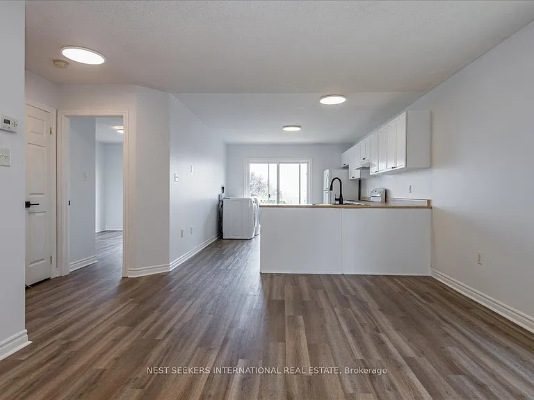 116 Courtney Cres #UPPER LEVEL — Photo 7