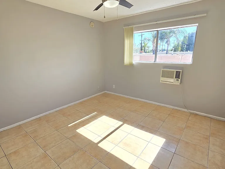 13955 Oxnard St — Photo 16