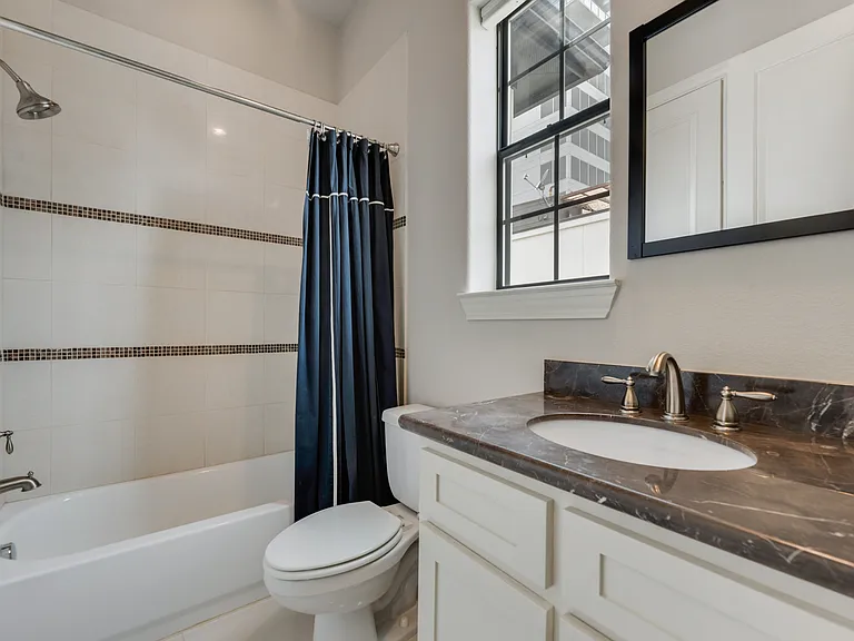 425 S Cesar Chavez Blvd — Photo 13