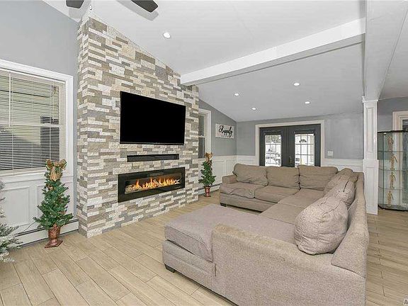 3rd image of 15 Wedgewood Ln