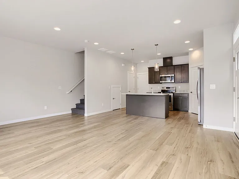 Lincoln Townhomes — Photo 8