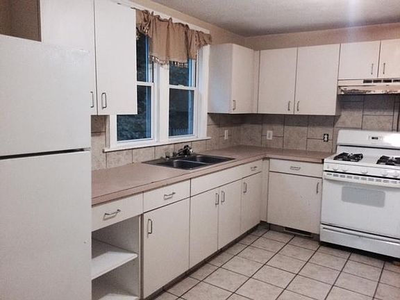 3rd image of 1023 Logan St SE