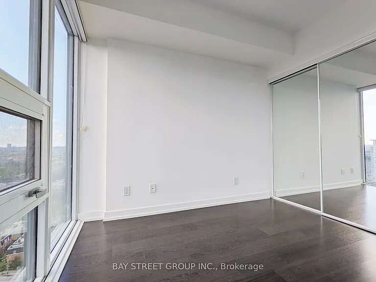 19 Western Battery Rd #2811 — Photo 13