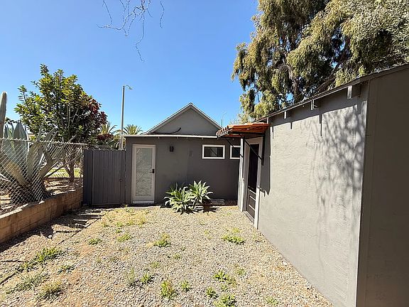 4th image of 809 E Front St