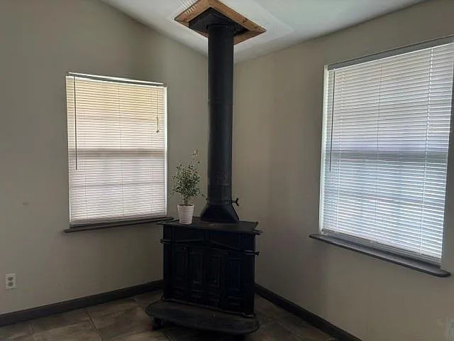 1564 Railroad Ave — Photo 9