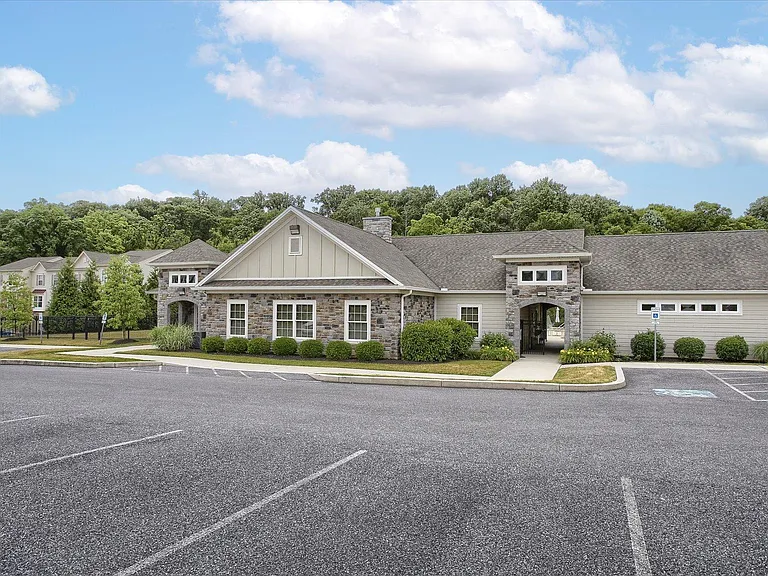 1747 Shady Ln — Photo 34