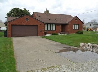 37569 Huron Pointe Dr, Harrison Township, MI 48045