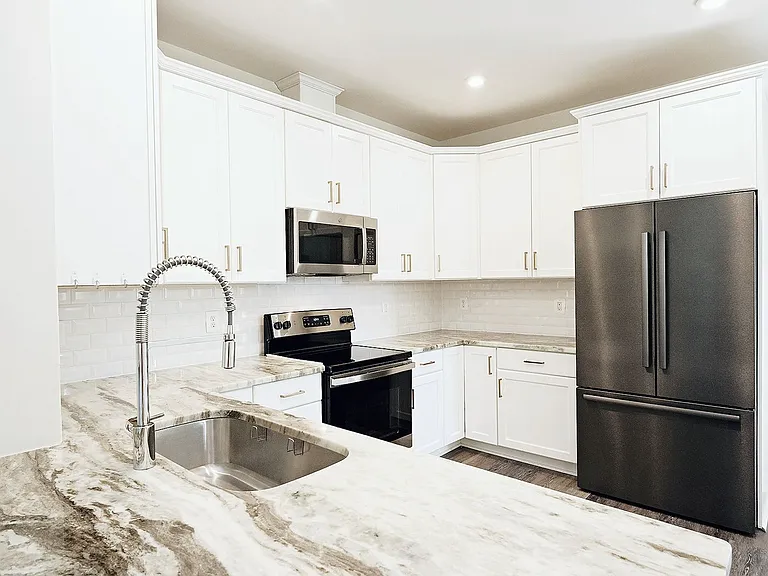 126 Longwood Dr #C — Photo 3