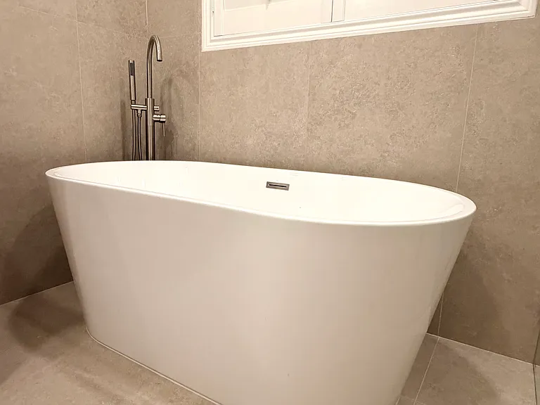 Free standing bathtub