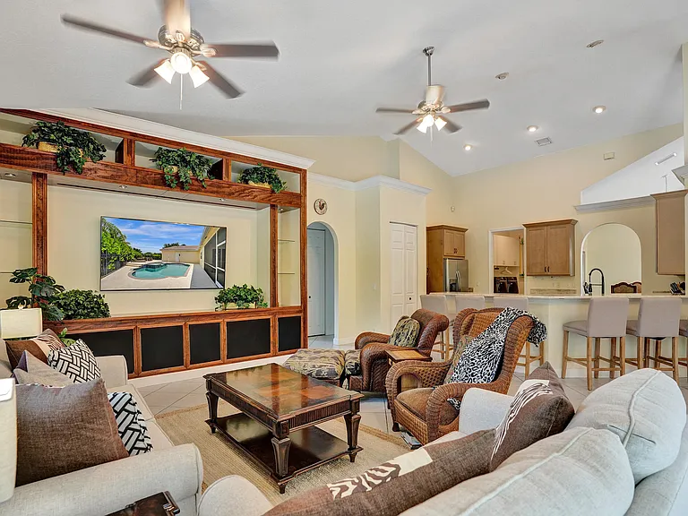 15910 Lindbergh Ln — Photo 17