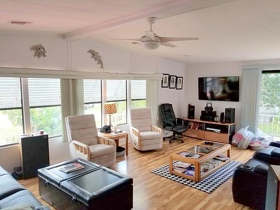 4th image of 439 Papaya Cir