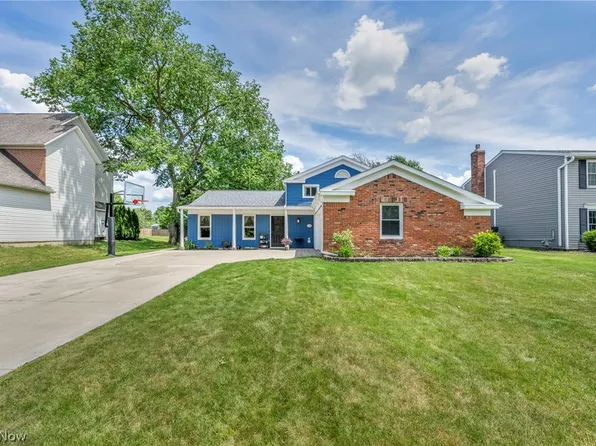 17141 Misty Lake Dr, Strongsville, OH 44136