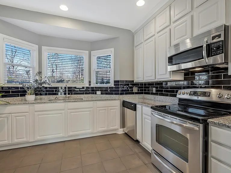 1005 Glendale Ln — Photo 7