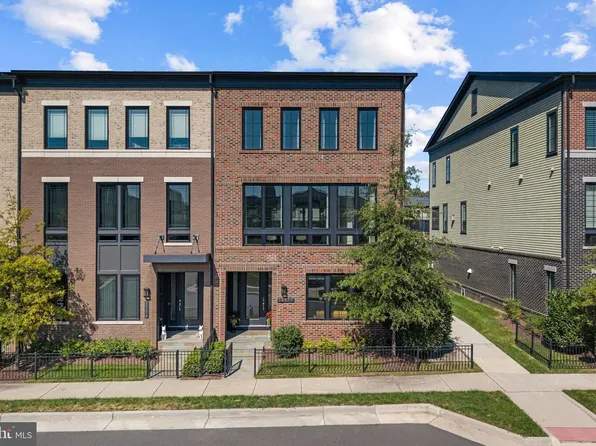 20277 Oak Bluff Dr, Ashburn, VA 20147