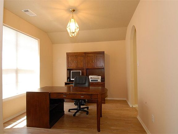 Dinning room with laminate flooring