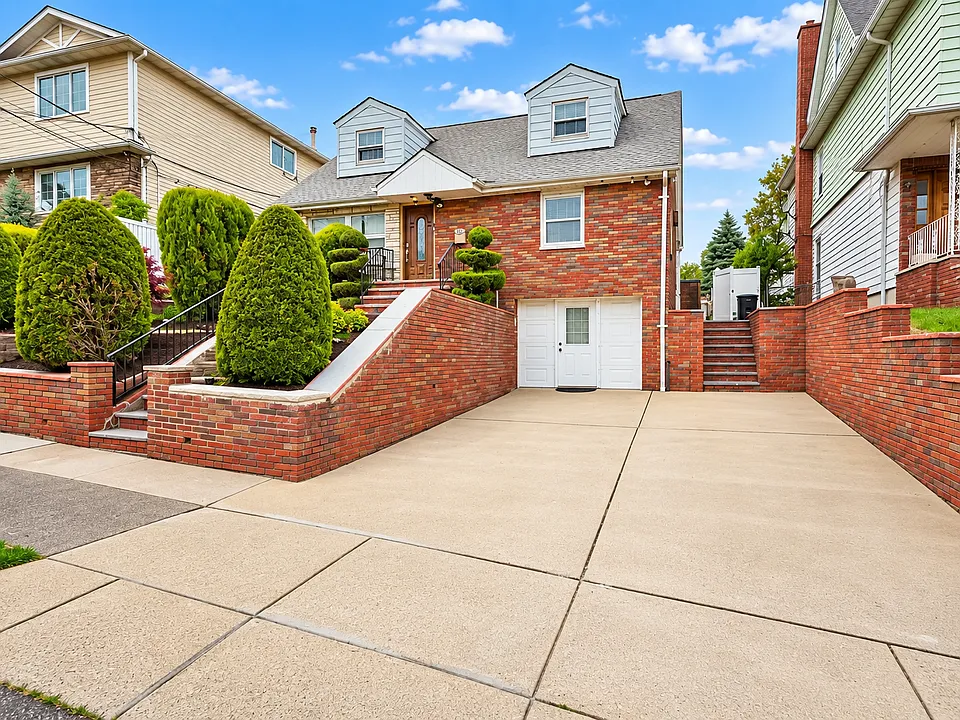 161 Plauderville Ave