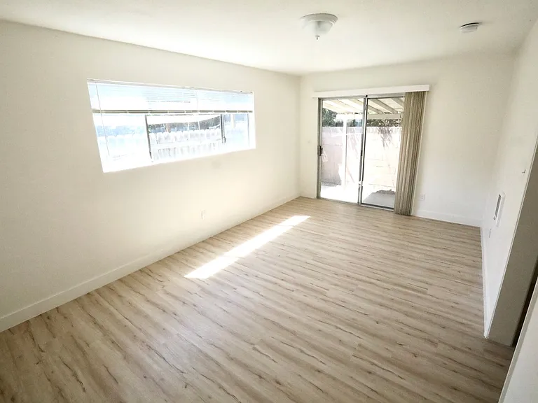 2527 Cedar Ave — Photo 2