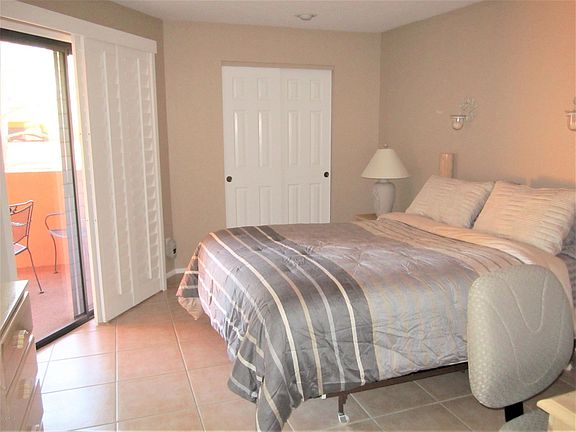B6U444 ATTRACTIVE NEUTRAL TONE BEDROOM