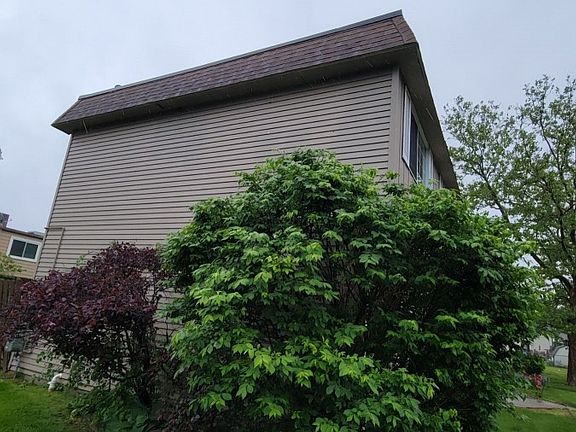 3rd image of 476 Riverbend Dr